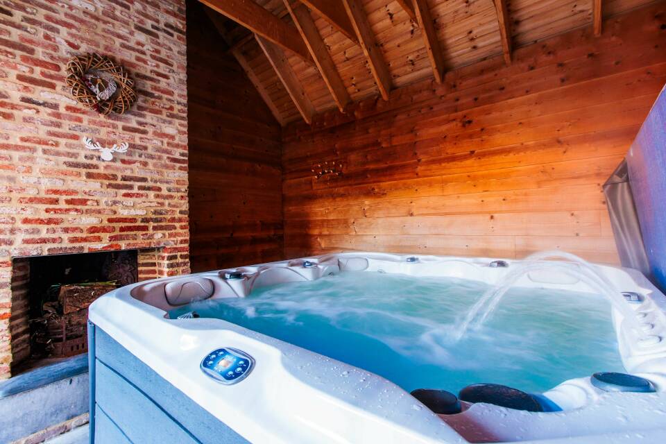 Privé jacuzzi in houten cabine met open haard